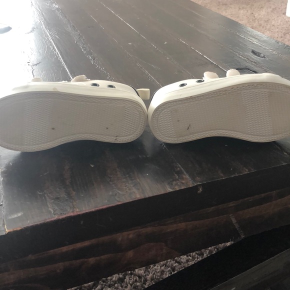 Old Navy kids Camo Backed Sneakers - Picture 4 of 5